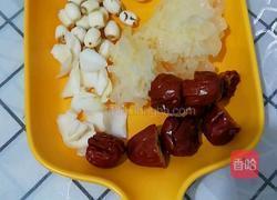 银耳莲子羹的做法图解1