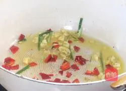 Illustration of how to make stir-fried double diced dices 6