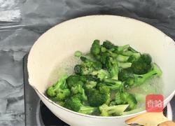五花肉炒西兰花的做法图解5