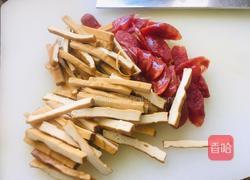青椒豆干炒腊肠的做法图解3
