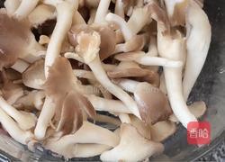 平菇炒鸡蛋的做法图解1