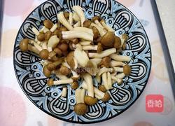 青椒培根炒蟹味菇的做法图解3