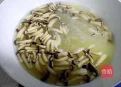 青椒培根炒蟹味菇的做法图解7