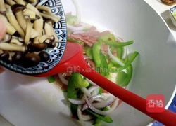 青椒培根炒蟹味菇的做法图解12