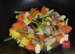 玉米胡罗卜烧排骨的做法图解7