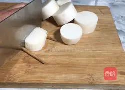 Illustration of how to make chrysanthemum and radish meatball soup 1