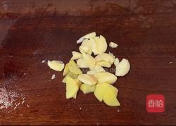 酱香鲫鱼的做法图解1