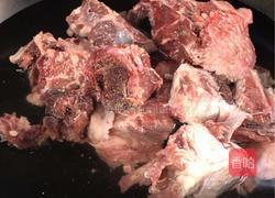 萝卜炖牛骨汤的做法图解1