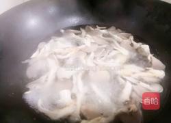 百合蘑菇炒肉片的做法图解5