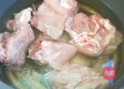 玉米猪骨汤的做法图解1