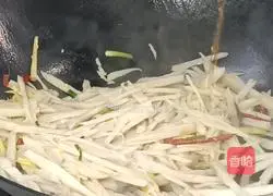 Illustration of how to make spicy and sour shredded lotus root 6