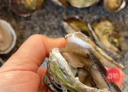 Illustration of how to make grilled oysters with garlic paste 1
