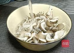 蘑菇炒五花肉的做法图解2