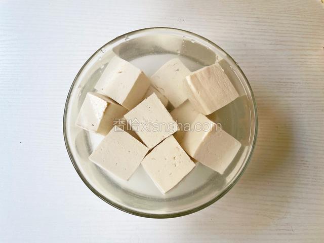豆腐切成小块，用清水浸泡10分钟