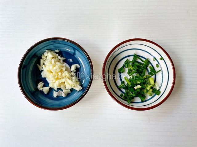 蒜切末，葱切葱花