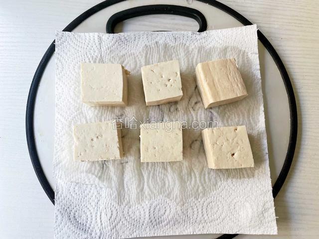 豆腐用厨房纸吸干水分