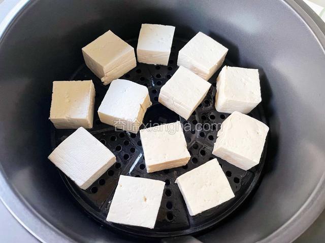 空气炸锅网刷一遍食用油，防止豆腐粘锅，放入豆腐