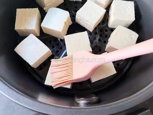 豆腐表面和四边刷一遍食用油