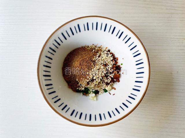调酱汁：碗中加入葱花+蒜末+1勺辣椒面+1勺白芝麻+1勺孜然粉
