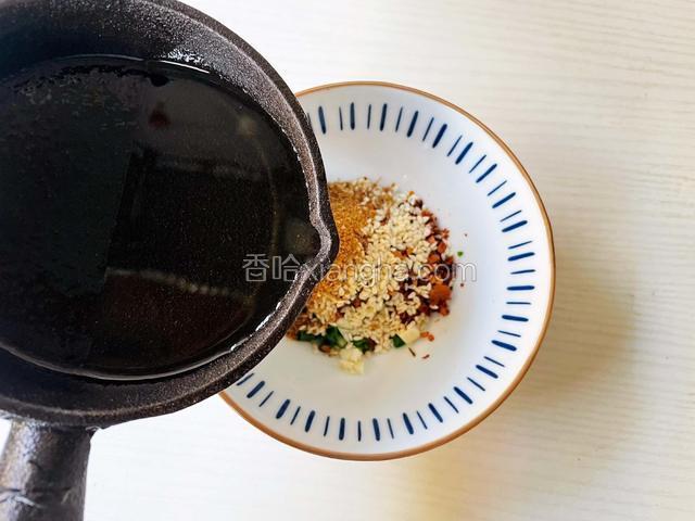 浇入热油爆出香味