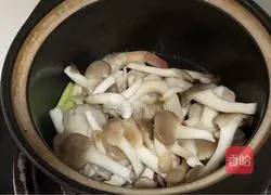 Illustration of tomato, shrimp and mushroom soup 6