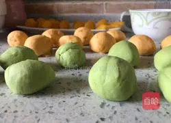 Illustration of how to make fancy custard buns 12