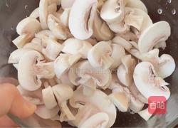 蘑菇炒鸡蛋的做法图解2
