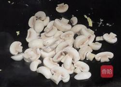 蘑菇炒鸡蛋的做法图解5