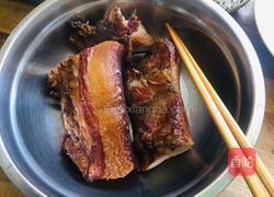 青椒洋葱炒腊肉的做法图解1