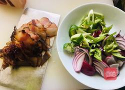 青椒洋葱炒腊肉的做法图解2
