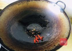 青椒洋葱炒腊肉的做法图解3