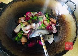 青椒洋葱炒腊肉的做法图解5