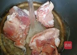 玉米猪骨汤的做法图解1