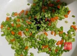 蒜苔胡萝卜炒蛋的做法图解2