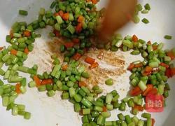 蒜苔胡萝卜炒蛋的做法图解3