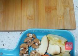 核桃胡萝卜苹果汁的做法图解1