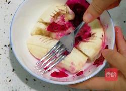 香蕉火龙果鸡蛋饼的做法图解1