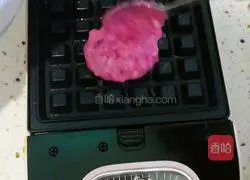 Illustration of how to make banana and dragon fruit egg pancake 6