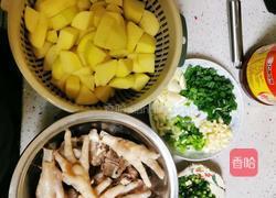 家常简单版土豆烧排骨鸡脚的做法图解1