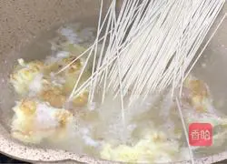 Illustration of how to make vegetable, egg, and shredded pork noodle soup 7