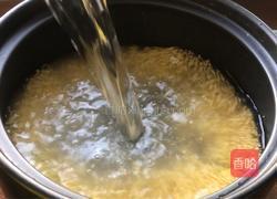 白菜冻豆腐皮蛋粥的做法图解2
