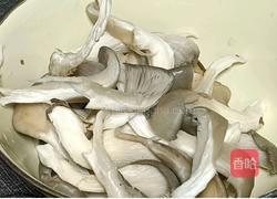 平菇炒肉的做法图解2