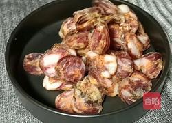 胡萝卜炒香肠的做法图解1