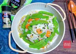 Illustration of how to make fried lotus root slices with pepper and sesame snow peas 12