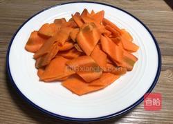 青椒胡萝卜炒香肠的做法图解2