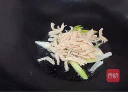 鸡肉丝炒河粉的做法图解3