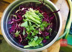凉拌花生香芹紫甘蓝的做法图解2