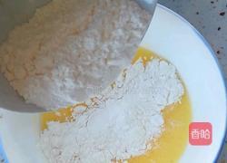 戚风小蛋糕的做法图解2