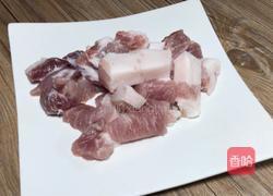 猪肉炖莲藕的做法图解1