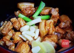 红烧肉炖鹌鹑蛋的做法图解5